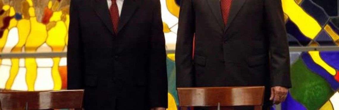 El presidente de Cuba Raúl Castro y el secretario general del Partido Comunista de Vietnam Nguyen Phu Trong participan en la firma de acuerdos bilaterales el jueves 29 de marzo de 2018. Foto: Ernesto Mastrascusa / EFE.