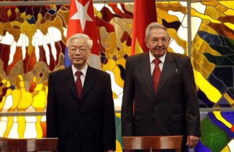 El presidente de Cuba Raúl Castro y el secretario general del Partido Comunista de Vietnam Nguyen Phu Trong participan en la firma de acuerdos bilaterales el jueves 29 de marzo de 2018. Foto: Ernesto Mastrascusa / EFE.