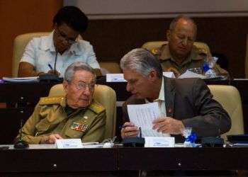 En 2018, Raúl Castro dejará la presidencia de Cuba. Su sucesor podría ser el primer vicepresidente Miguel Díaz-Canel (d). Foto: Irene Pérez / Cubadebate vía AP.