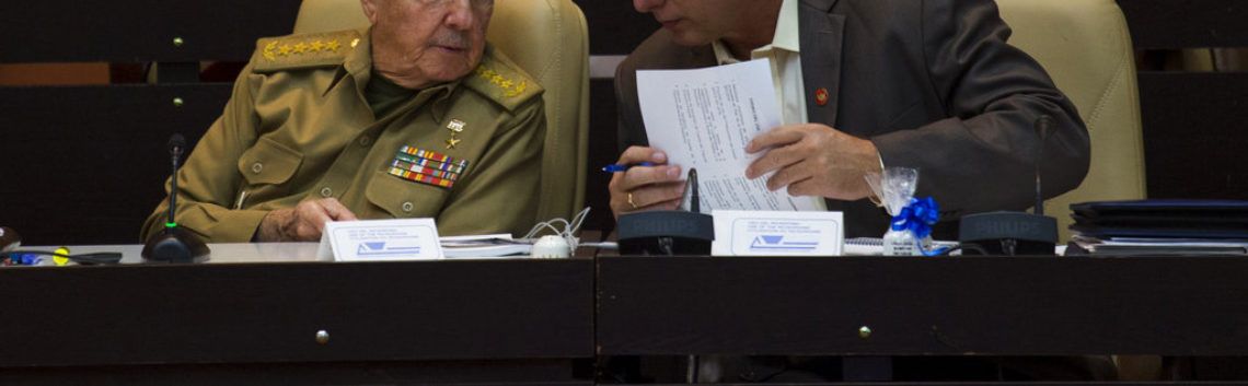 El presidente cubano Raúl Castro, a la izquierda, estrecha la mano del vicepresidente Miguel Díaz-Canel al cierre de la sesión legislativa en la Asamblea Nacional el 20 de diciembre de 2014. Foto: Ramón Espinosa / AP.