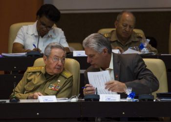 El presidente cubano Raúl Castro, a la izquierda, estrecha la mano del vicepresidente Miguel Díaz-Canel al cierre de la sesión legislativa en la Asamblea Nacional el 20 de diciembre de 2014. Foto: Ramón Espinosa / AP.