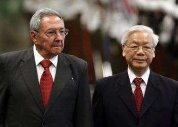 El presidente Raúl Casto junto a Nguyen Phu Trong, durante la visita del líder vietnamita a La Habana. Foto: Alejandro Ernesto / EFE.