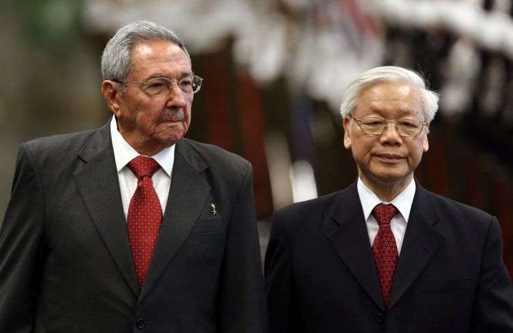 El presidente Raúl Casto junto a Nguyen Phu Trong, durante la visita del líder vietnamita a La Habana. Foto: Alejandro Ernesto / EFE.
