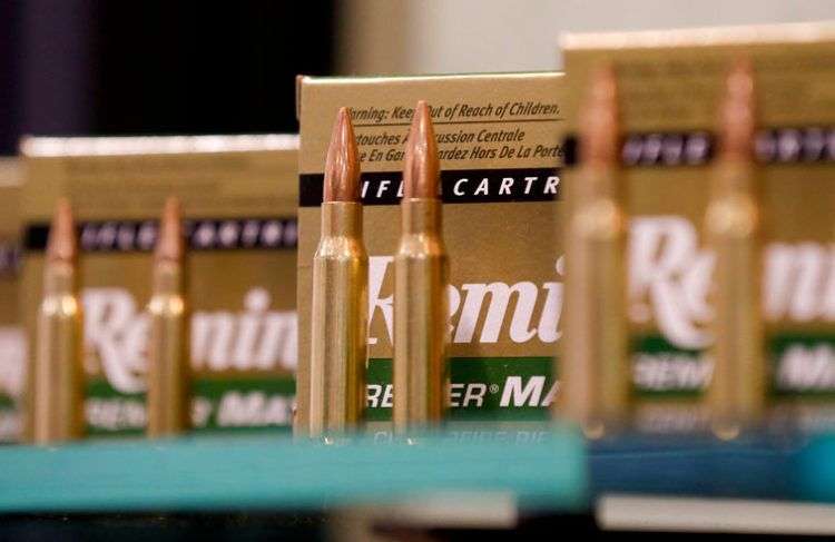 Cajas de balas marca Remington, en una feria de armas. Foto: Julie Jacobson / AP / Archivo.