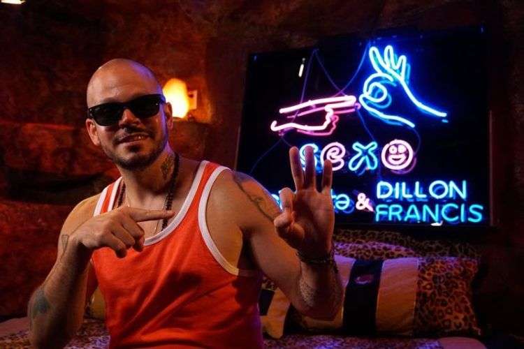 El cantante puertorriqueño Residente durante una entrevista realizada en un motel por horas para parejas junto al aeropuerto de Miami, Florida (EE.UU.) Foto: Mar Vila/EFE.