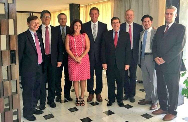 El canciller cubano, Bruno Rodríguez (cuarto de derecha a izquierda) junto a Eric Schmidt, presidente ejecutivo de Google (tercero de derecha a izquierda) y el senador Jeff Flake (quinto de izquierda a derecha), entre otros asistentes al encuentro de este lunes en la Cancillería de la Isla. Foto: @CubaMINREX / Twitter.