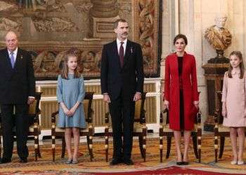 El Rey Felipe VI de España (centro) junto a la reina Letizia, sus hijas, la princesa Leonor (izquierda), y la infanta Sofía, y su padre, el monarca emérito Juan Carlos I (derecha), en el Palacio Real. Foto: Mariscal / EFE.