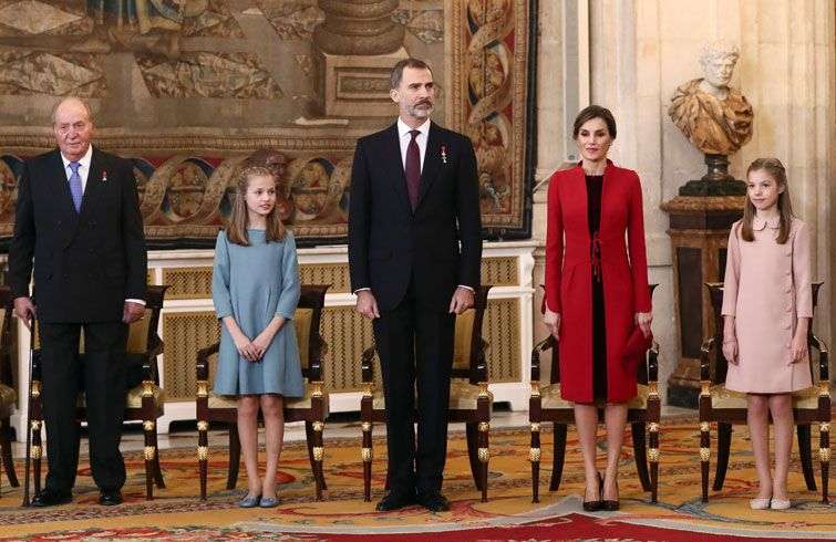 El Rey Felipe VI de España (centro) junto a la reina Letizia, sus hijas, la princesa Leonor (izquierda), y la infanta Sofía, y su padre, el monarca emérito Juan Carlos I (derecha), en el Palacio Real. Foto: Mariscal / EFE.
