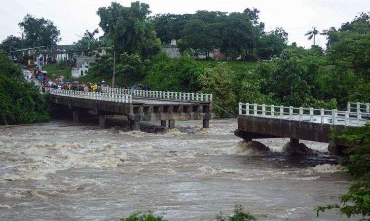 Colapso del puente sobre río Zaza. Foto: AFP.