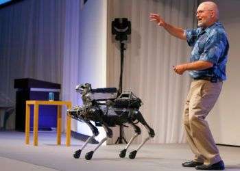 El director general de Boston Dynamics, Marc Raibert, habla sobre su robot de cuatro patas SpotMini durante una presentación de SoftBank World en un hotel en Tokio en 2017. Foto: Shizuo Kambayashi / Archivo.