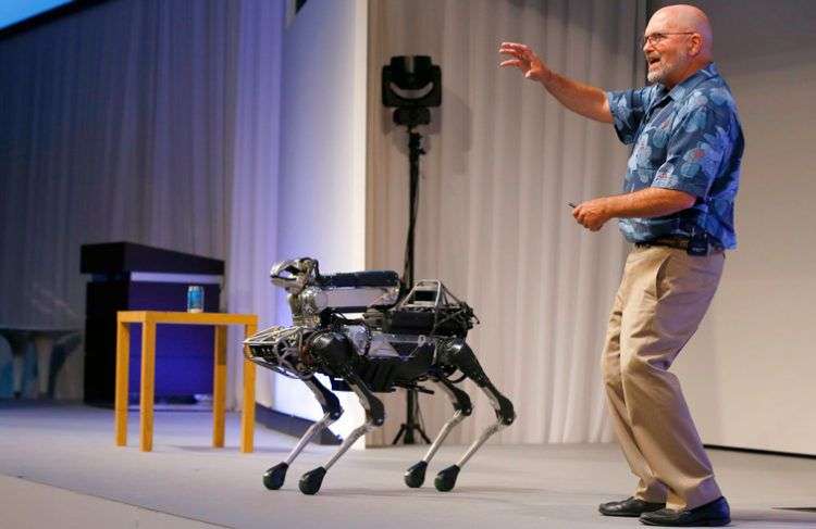 El director general de Boston Dynamics, Marc Raibert, habla sobre su robot de cuatro patas SpotMini durante una presentación de SoftBank World en un hotel en Tokio en 2017. Foto: Shizuo Kambayashi / Archivo.