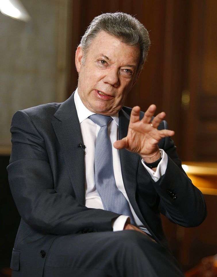 Juan Manuel Santos en una entrevista con la agencia AP en el palacio presidencial de Colombia, el 25 de junio del 2018. Foto: Fernando Vergara / AP.
