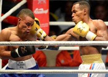 El debutante Damián Arce (derecha), abrió la senda triunfal de los Domadores de Cuba en 2018. Foto: Abel Rojas Barallobre / Juventud Rebelde.