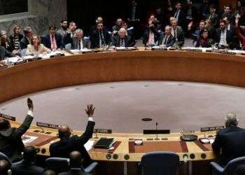Miembros del Consejo de Seguridad de la ONU votan una resolución presentada por EE.UU. para realizar una investigación independiente sobre el uso de armas químicas en Siria durante una reunión del organismo, el 10 de abril de 2018. Foto: Julie Jacobson / AP.