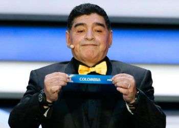 El argentino Diego Armando Maradona fue una de las leyendas del fútbol participante en el sorteo de los grupos del Mundial de Rusia 2018. Foto: Ivan Sekretarev / AP.