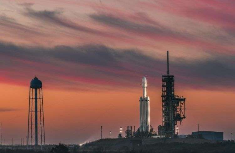 El cohete Falcon Heavy fue lanzado desde la misma plataforma desde donde la NASA envió hombres a la Luna hace casi 50 años. Foto: Twitter.