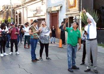 Personas en la calle luego del fuerte terremoto de este viernes en México. Foto: Bernandino Hernández / AP.