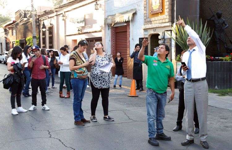 Personas en la calle luego del fuerte terremoto de este viernes en México. Foto: Bernandino Hernández / AP.