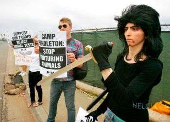 Fotografía de 2009 que muestra a Nasim Aghdam (derecha), la quien atacado esta semana la sede de YouTube, en una manifestación en favor del Trato Ético a los Animales. Foto: Charlie Neuman / The San Diego Union-Tribune vía AP.