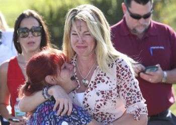 Padres esperan por noticias tras el reporte de un tiroteo en la Escuela Secundaria Marjory Stoneman Douglas de Parkland, Florida. Foto: Joel Auerbach / AP.