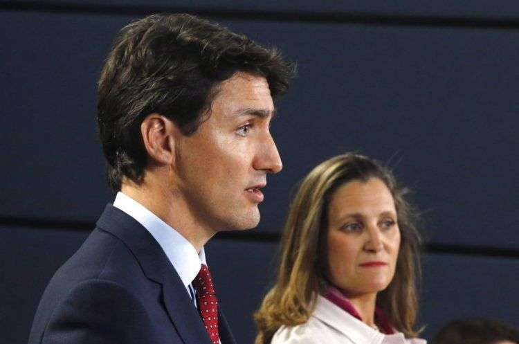 El primer ministro canadiense Justin Trudeau y la canciller de ese país Chrystia Freeland ofrecen una conferencia de prensa en Ottawa, Ontario, el jueves 31 de mayo de 2018. Foto: Patrick Doyle/The Canadian Press vía AP.