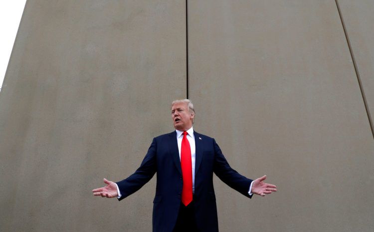 Donald Trump durante una visita en la que conoció varios prototipos de muro fronterizo en San Diego, el 13 de marzo de 2018. Foto: Evan Vucci / AP.