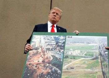 Donald Trump sostiene la imagen de un prototipo del muro fronterizo, en San Diego, California, este 13 de marzo de 2018. Foto: Evan Vucci / AP.