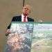 Donald Trump sostiene la imagen de un prototipo del muro fronterizo, en San Diego, California, este 13 de marzo de 2018. Foto: Evan Vucci / AP.