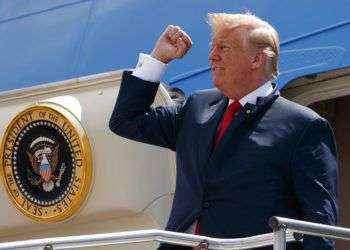 Donald Trump saliendo del avión presidencial. Foto: Evan Vucci / AP.
