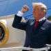 Donald Trump saliendo del avión presidencial. Foto: Evan Vucci / AP.