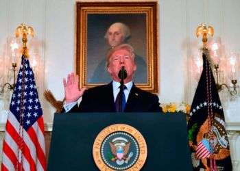 Donald Trump habla en el Salón de Recepciones Diplomáticas de la Casa Blanca el viernes 13 de abril de 2018, en Washington, acerca de la respuesta militar de Estados Unidos al ataque con armas químicas en Siria. Foto: Susan Walsh / AP.