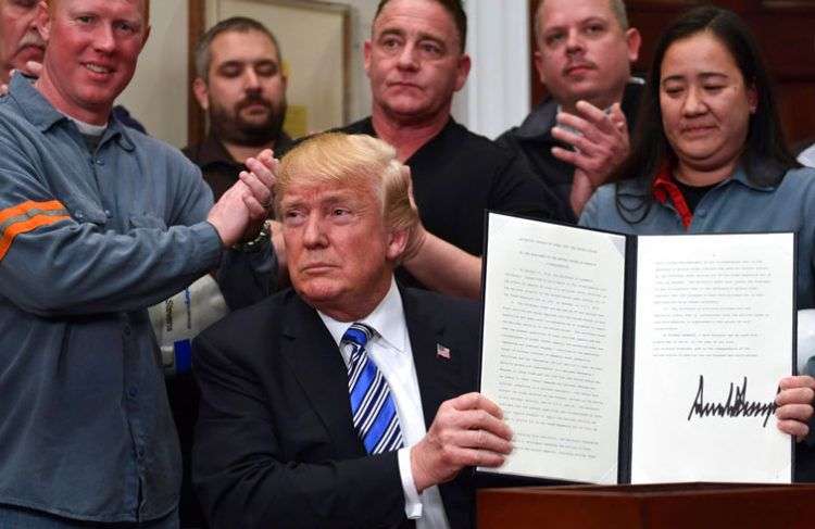 El presidente Donald Trump sostiene la proclamación de aranceles a la importación del acero durante un evento en la Casa Blanca este 8 de marzo de 2018. Foto: Susan Walsh / AP.