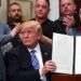 El presidente Donald Trump sostiene la proclamación de aranceles a la importación del acero durante un evento en la Casa Blanca este 8 de marzo de 2018. Foto: Susan Walsh / AP.