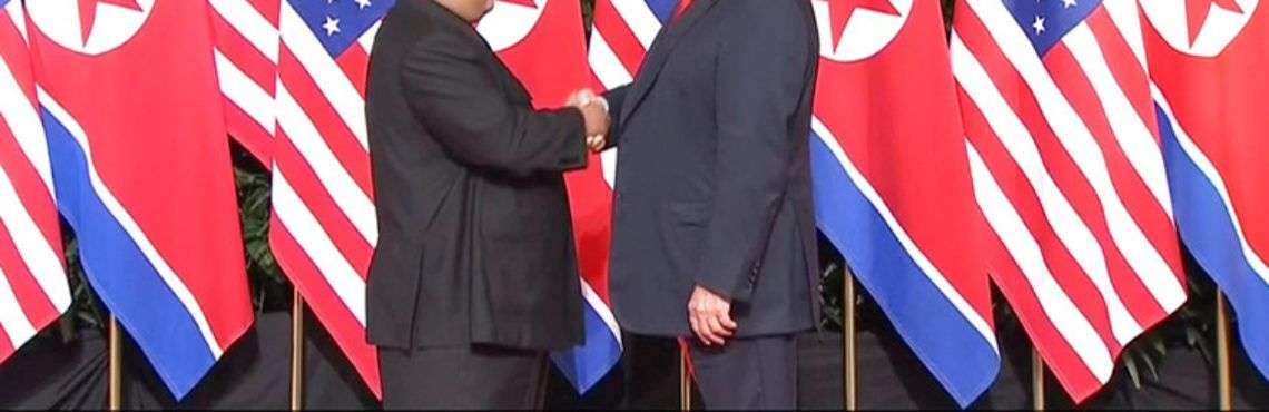 Donald Trump y al mandatario norcoreano Kim Jong Un se estrechan la mano antes del inicio de su reunión en el Hotel Capella de Singapur este martes 12 de junio de 2018. Imagen tomada del video de Host Broadcaster Mediacorp Pte Ltd vía AP.