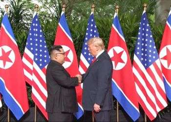 Donald Trump y al mandatario norcoreano Kim Jong Un se estrechan la mano antes del inicio de su reunión en el Hotel Capella de Singapur este martes 12 de junio de 2018. Imagen tomada del video de Host Broadcaster Mediacorp Pte Ltd vía AP.