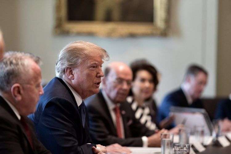 Donald Trump en una reunión de su equipo de gobierno. Este martes, la Casa Blanca anunción que no irá a la Cumbre de Perú para concentrarse en una posible respuesta militar contra Siria. Foto: @realdonaldtrump.