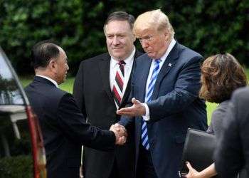 Trump saluda a Kim Yong Chol, enviado del presidente norcoreano a la Casa Blanca, tras su reunión de este 1 de junio. Foto: EFE / EPA / Olivier Douliery / POOL.