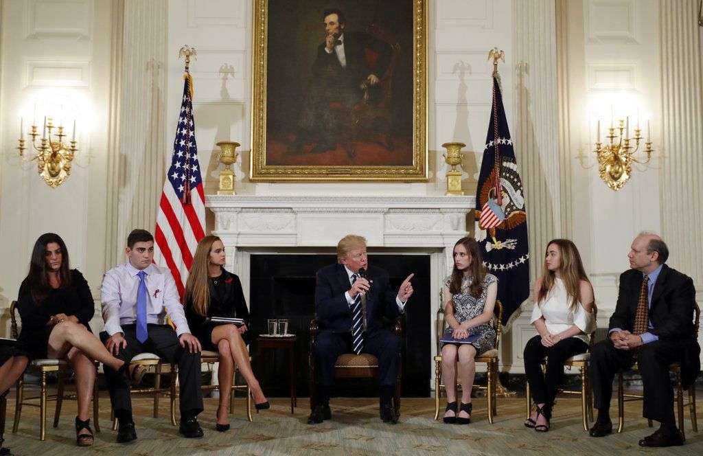El presidente Donald Trump habla durante una sesión para escuchar a estudiantes de secundaria, profesores y padres en la Casa Blanca. Foto: Carolyn Kaster / AP.
