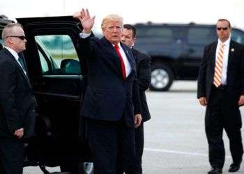 Donald Trump en el aeropuerto de Palm Beach para abordar el Air Force One. Foto: Evan Vucci / AP.