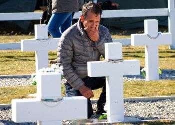 El familiar de un soldado argentino muerto durante la guerra de 1982 entre Argentina y Gran Bretaña en el cementerio militar de Darwin en las Islas Malvinas este lunes 26 de marzo de 2018. Foto: Caiti Beattie / AP.