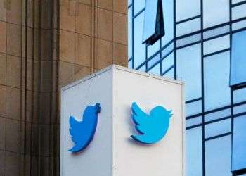 El logotipo de Twitter afuera de la sede de la compañía en San Francisco. Foto: Jeff Chiu / AP.