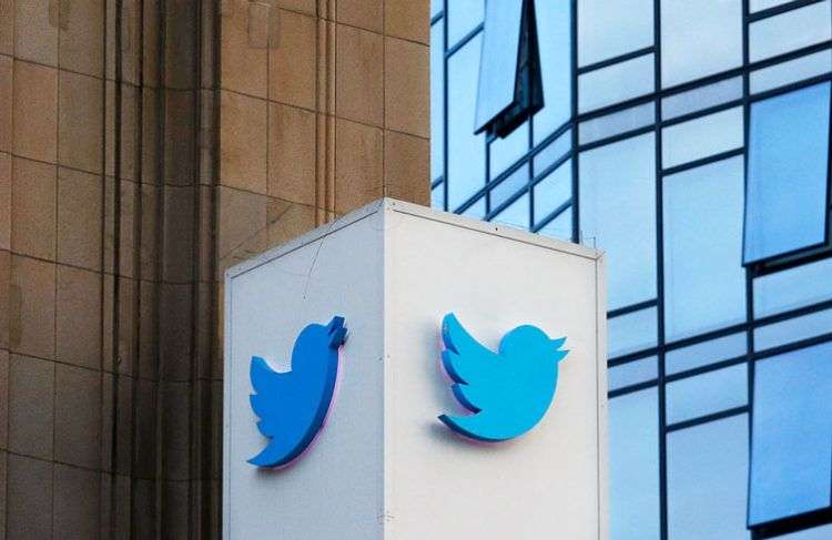 El logotipo de Twitter afuera de la sede de la compañía en San Francisco. Foto: Jeff Chiu / AP.
