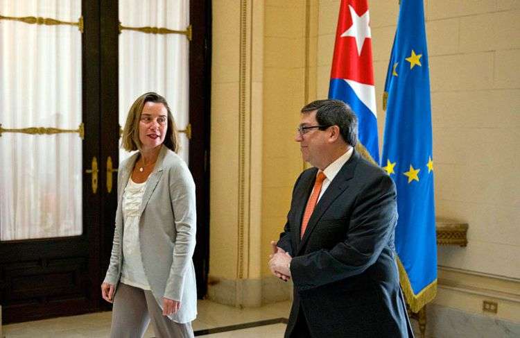La jefa de la diplomacia de la Unión Europea, Federica Mogherini junto el canciller cubano, Bruno Rodríguez, en La Habana. Foto: Ramón Espinosa / Pool / EFE.