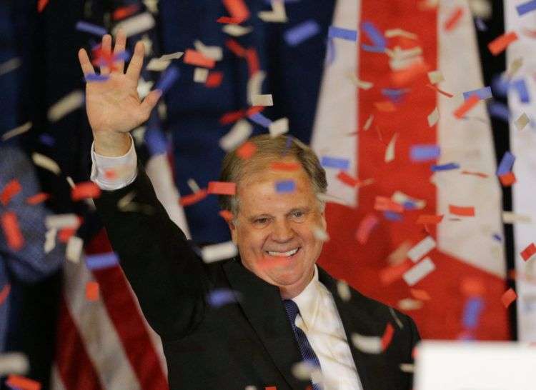 El candidato demócrata al Senador por Alabama Doug Jones saluda a sus electores y celebra su triunfo. Foto: Marvin Gentry / Reuters.