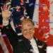 El candidato demócrata al Senador por Alabama Doug Jones saluda a sus electores y celebra su triunfo. Foto: Marvin Gentry / Reuters.