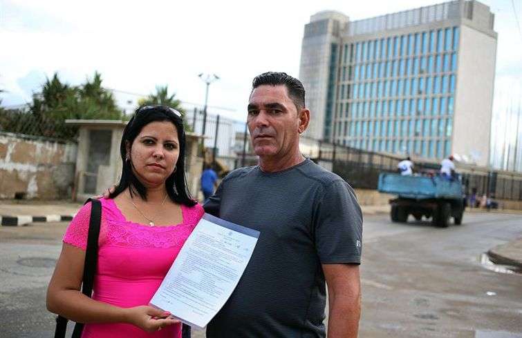 Ramón Miguel Rodríguez y su esposa Leoany Vázquez frente a la embajada de los Estados Unidos en La Habanaen busca de información sobre sus trámites migratorios en octubre de 2017. Foto: Alejandro Ernesto / EFE.