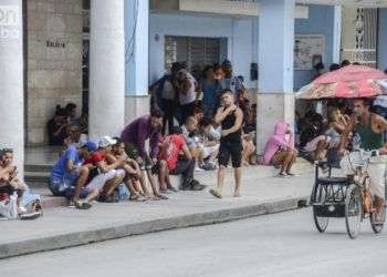 Acceso a internet en zona wifi pública en Cuba. Foto: Kaloian.