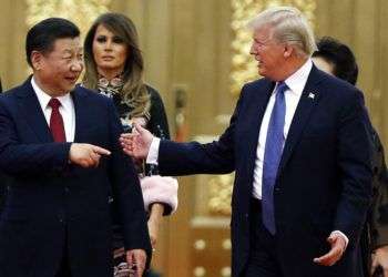 Fotografía de archivo del 9 de noviembre de 2017, del presidente de China Xi Jinping y el mandatario estadounidense Donald Trump antes de una cena en el Gran Salón del Pueblo, en Beijing. Foto: Thomas Peter / Pool Photo vía AP / Archivo.