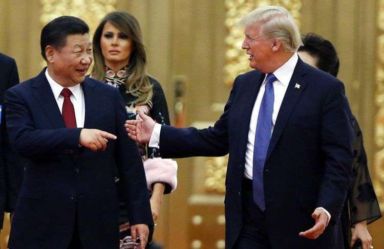 Fotografía de archivo del 9 de noviembre de 2017, del presidente de China Xi Jinping y el mandatario estadounidense Donald Trump antes de una cena en el Gran Salón del Pueblo, en Beijing. Foto: Thomas Peter / Pool Photo vía AP / Archivo.