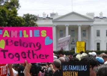 Activistas protestan el sábado 30 de junio de 2018 frente a la Casa Blanca, contra la política migratoria del gobierno de Donald Trump que ha separado a miles de niños migrantes de sus padres. Foto: Alex Brandon / AP